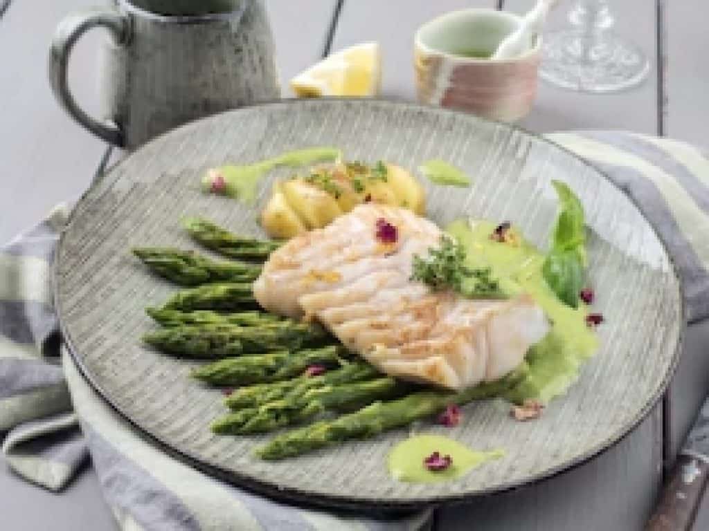 Kabeljauwfilet met asperges, zaden en noten en een luchtige saus