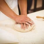 Waarom steeds meer mensen pizzabollen kopen voor thuis en horeca