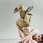 Hoe je de juiste sneakers kiest bij gevoelige of brede voeten